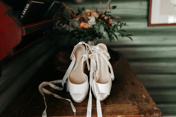 Comment choisir des sandales à talons pour un mariage champêtre?