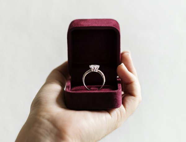 Bague de fiançailles pour homme : conseils pour un achat réussi